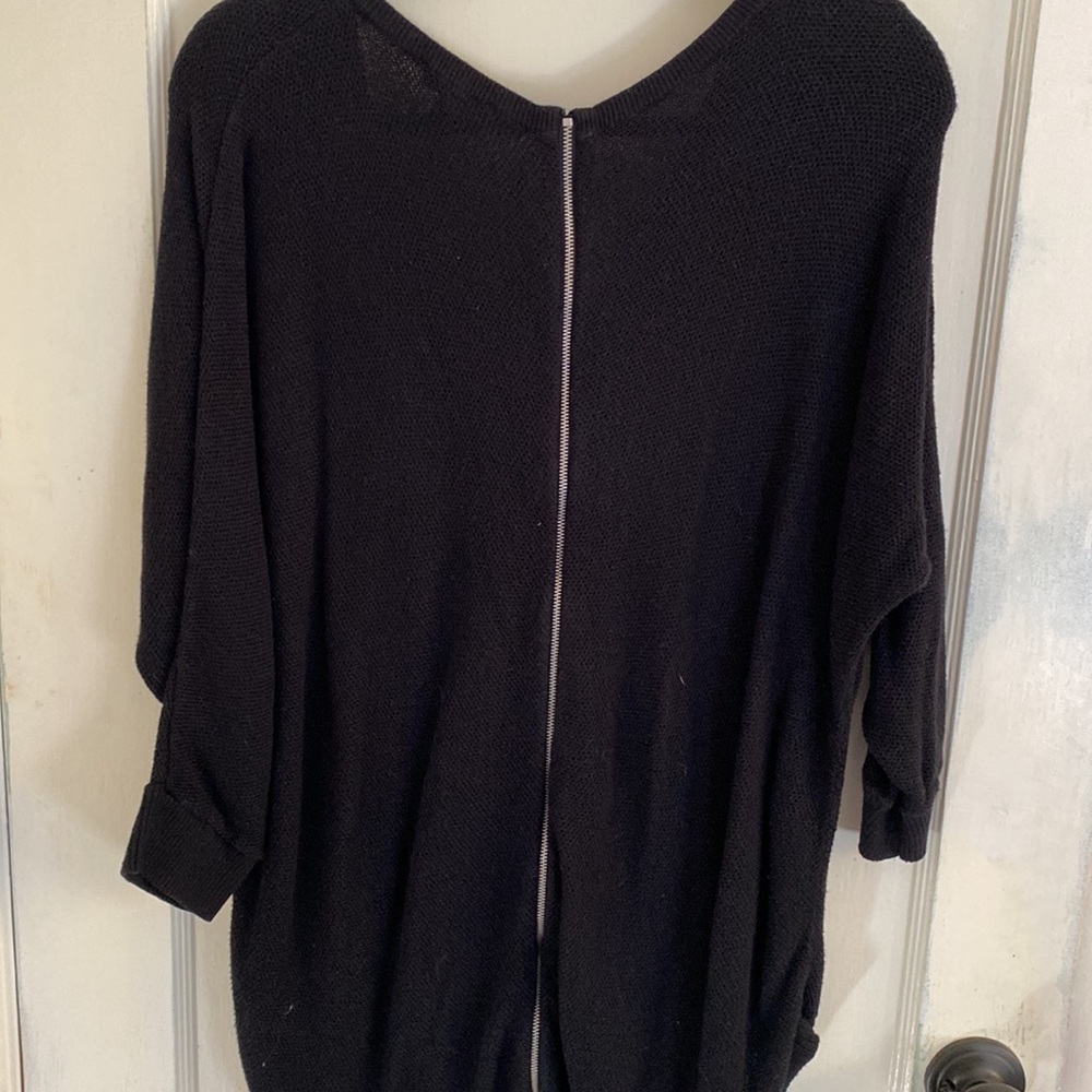 Black Express sweater! Zipper Back detail! 🖤